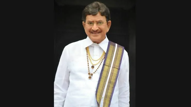 సూపర్స్టార్ కృష్ణ పూర్తి జీవిత చరిత్ర: సినిమాలు, అవార్డులు, కుటుంబం, రాజకీయ ప్రస్థానం