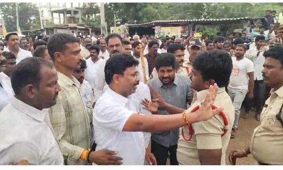 డీఎస్పీ కాళ్లు పట్టుకోబోయిన మాజీ మంత్రి ఆదిమూలపు సురేష్.. పొన్నలూరులో ఉద్రిక్తత!