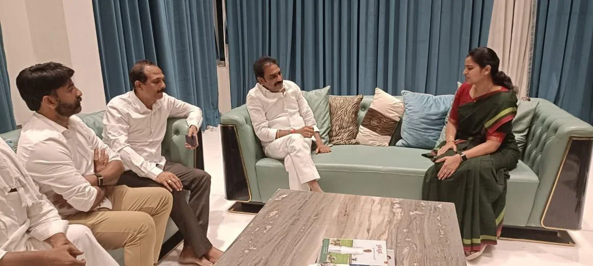 మాజీ మంత్రి విడదల రజినిని పరామర్శించిన వైఎస్సార్సీపీ మాజీ ఎమ్మెల్యేలు